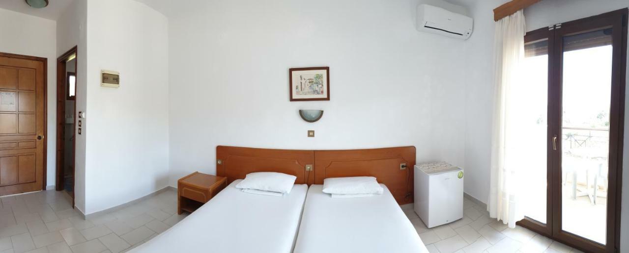 Hotel Ermioni Kalamítsion Buitenkant foto